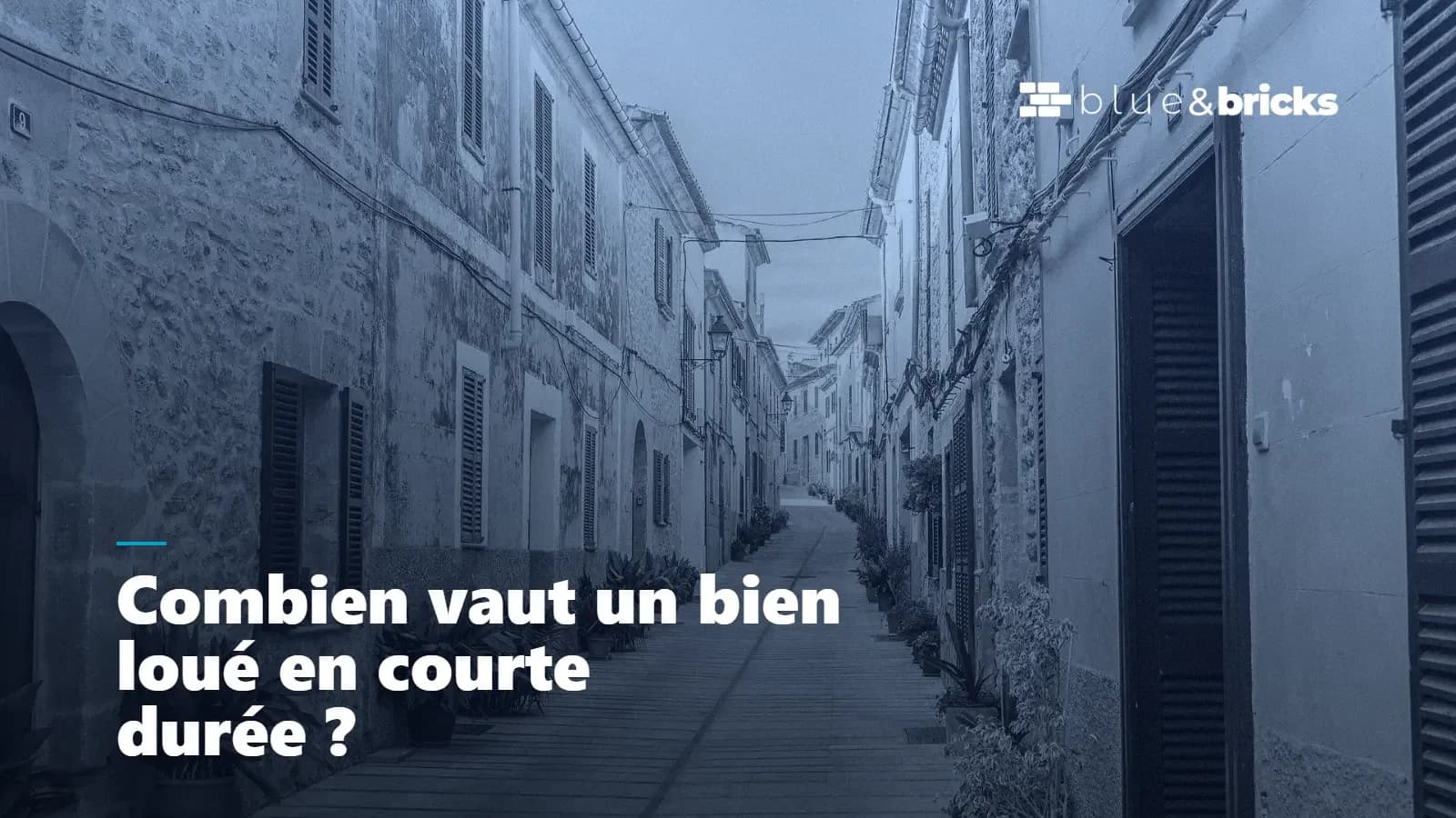 Ruelle méditerranéenne bordée de maisons en pierre, couverture de l'article « Combien vaut un bien loué en courte durée ? »